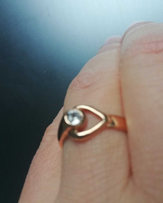 Złoty pierścionek z serduszkiem i cyrkonią 585 zaręczynowy