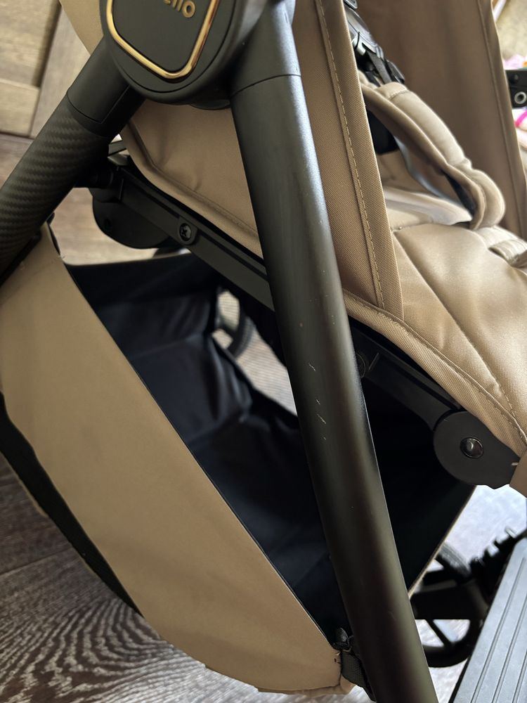 Прогулянкова коляска Carrello Bravo Carbon•Frost Beige