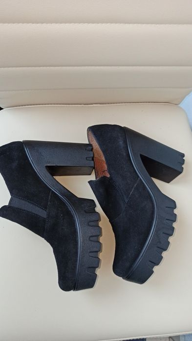 Жіночі замшеві черевики весняні, чорні ботильйони на платформі