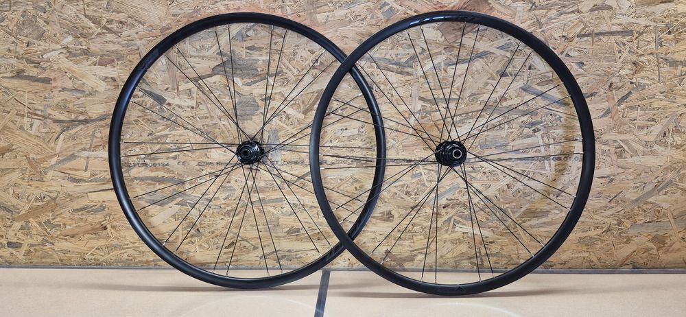 Koła.  Merida Expert Disc . Gravesa , szosa.