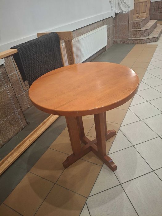 Stolik drewniany okrągły.