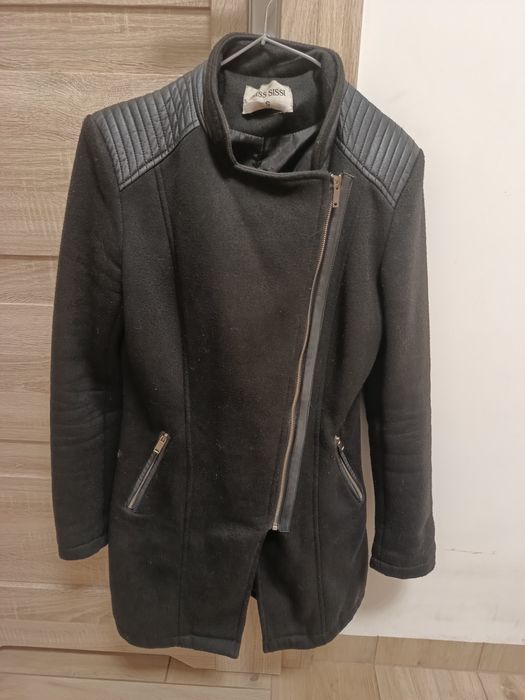 Damski czarny płaszcz zasuwany na suwak w rozmiarze S