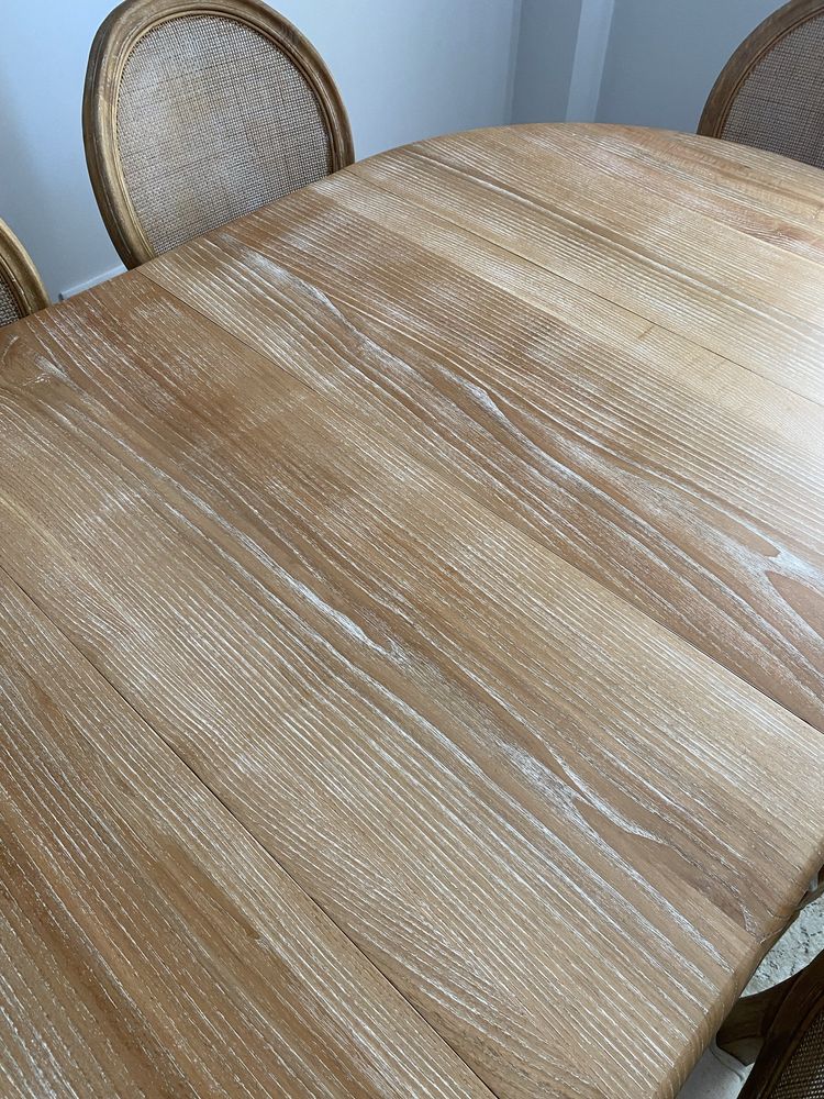 Mesa de jantar de madeira