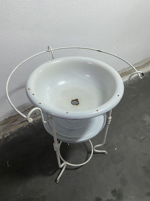 Bacia antiga, verdadeira, em esmalte e ferro