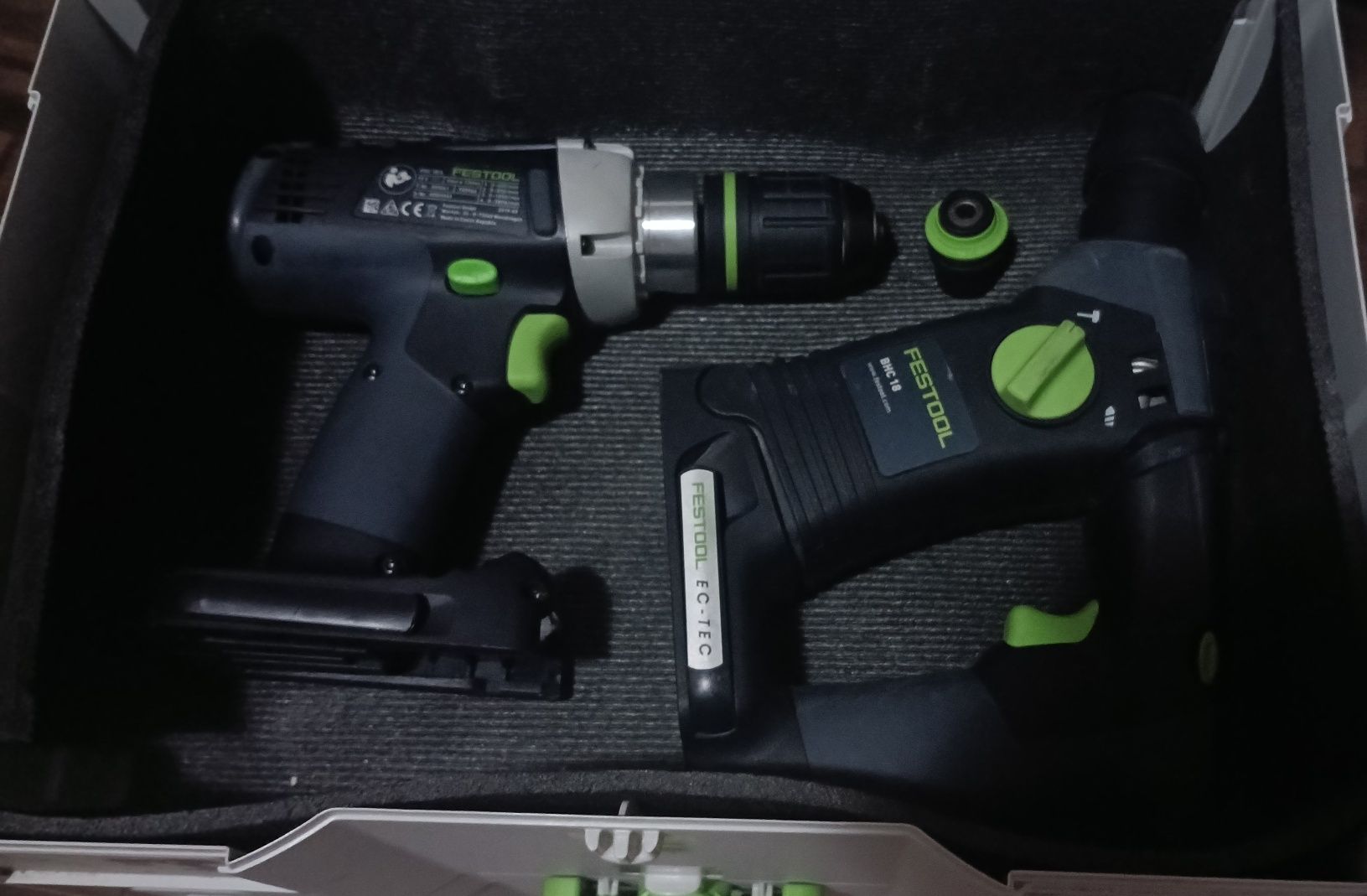 Martelo e aparafusadora festool sem bateria e sem carregador.