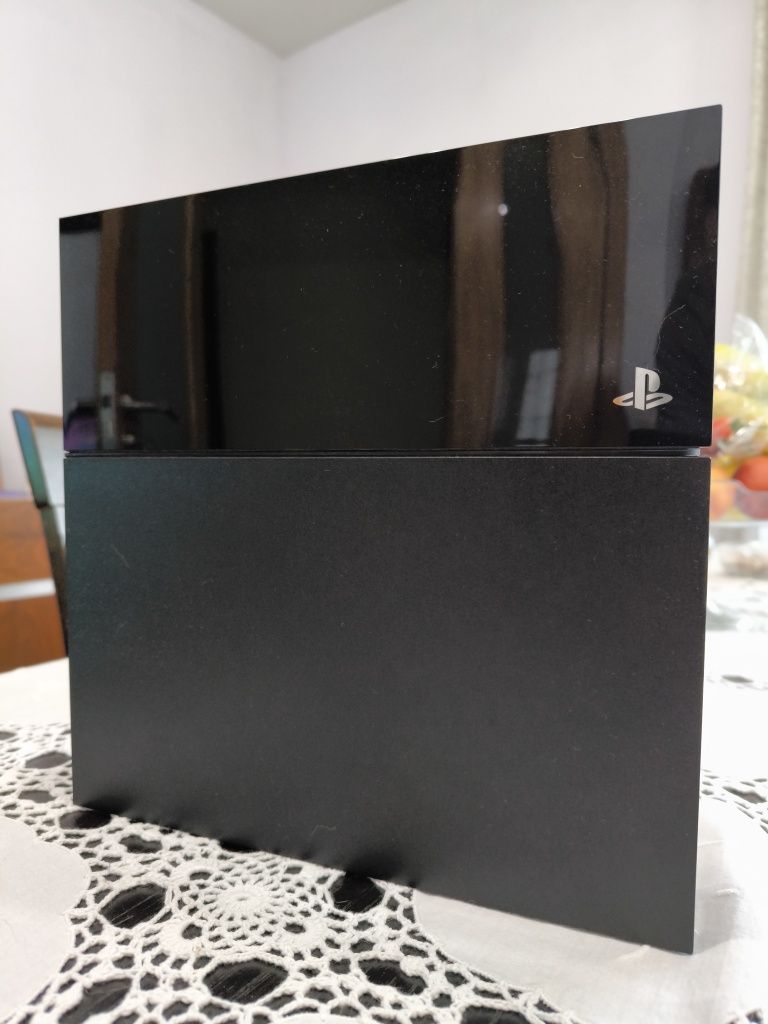 Playstation 4 - 500Gb com 2 Jogos