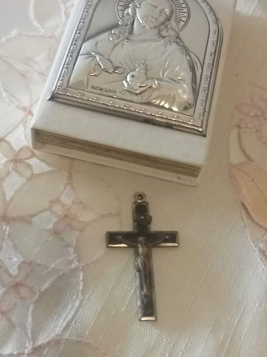 Caixa,tipo livro com motivo de prata e pendente/ crucifixo no interior