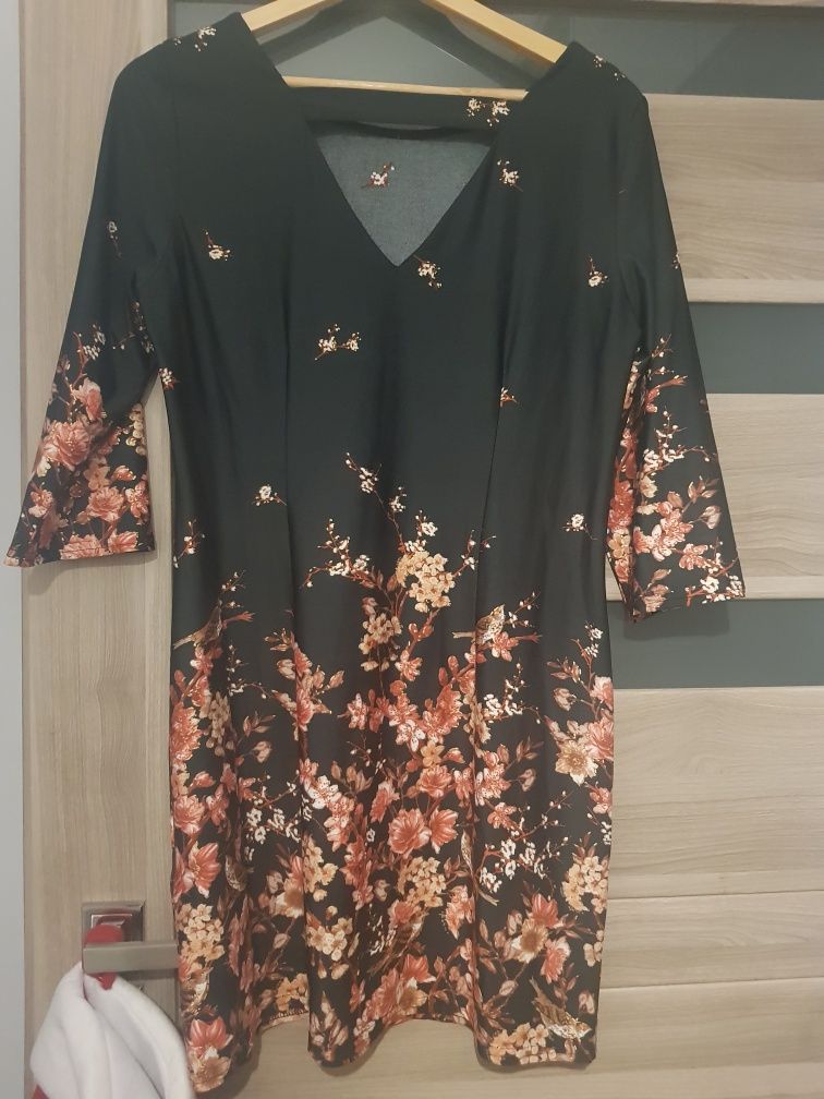 Sukienka czarna w kwiatki F&F rozmiar 42