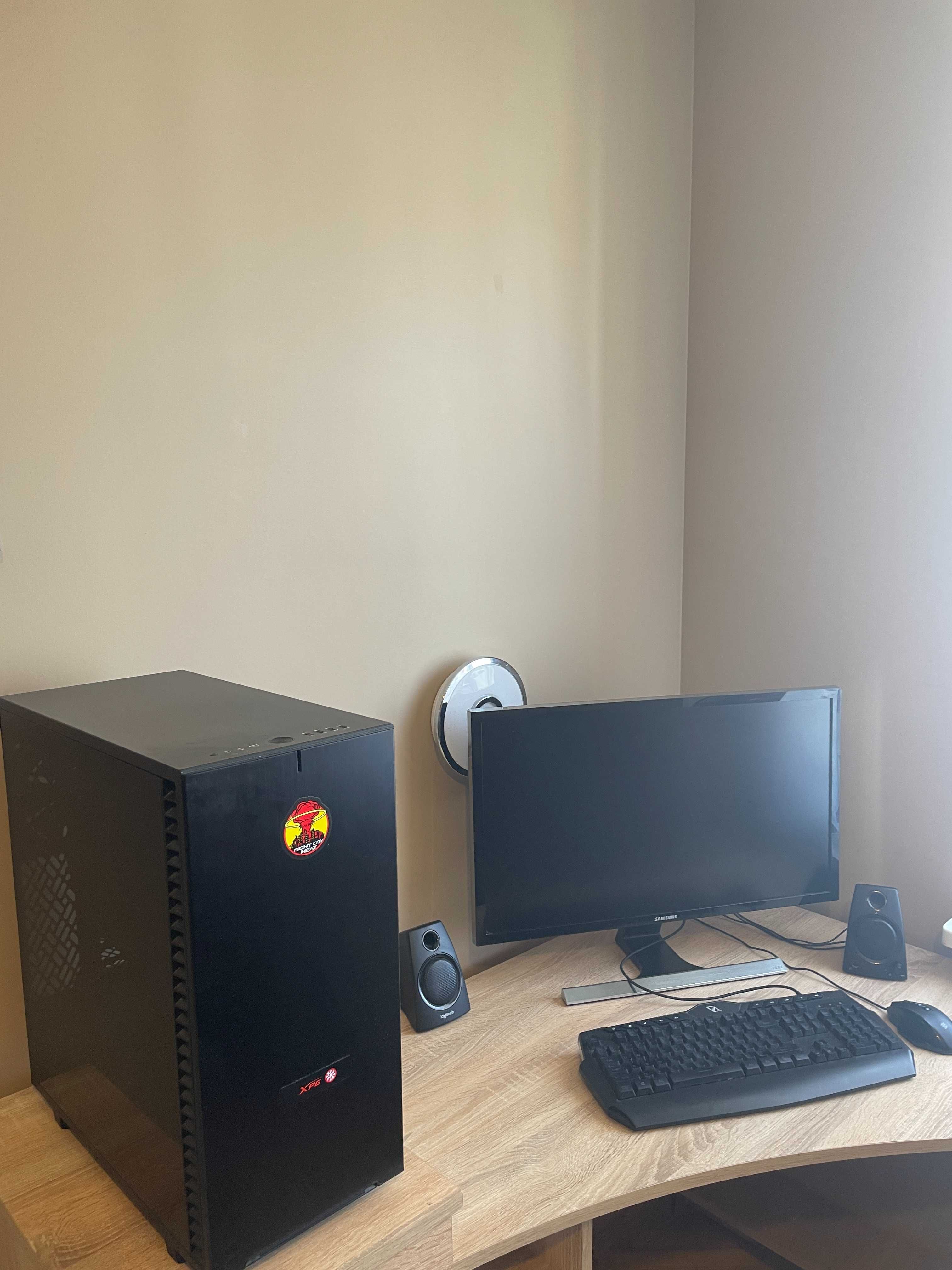 Komputer+monitor+głośniki.