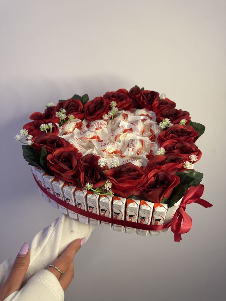 Presente artesanal com Raffaello e flores – em forma de coração