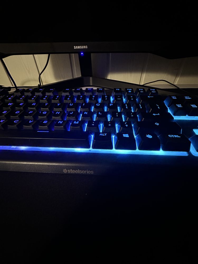Zestaw Gamingowy: Klawiatura SteelSeries Mysz Razer, podkladka razer