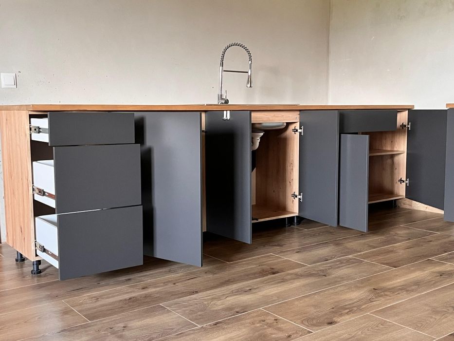 Zestaw używanych szafek kuchennych z blatem i zlewem – nowoczesny styl