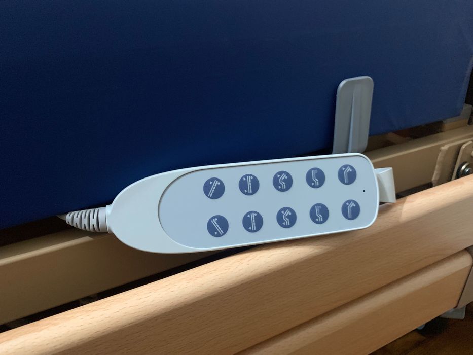 Cama hospitalar, com mesa de apoio e cadeira sanitária