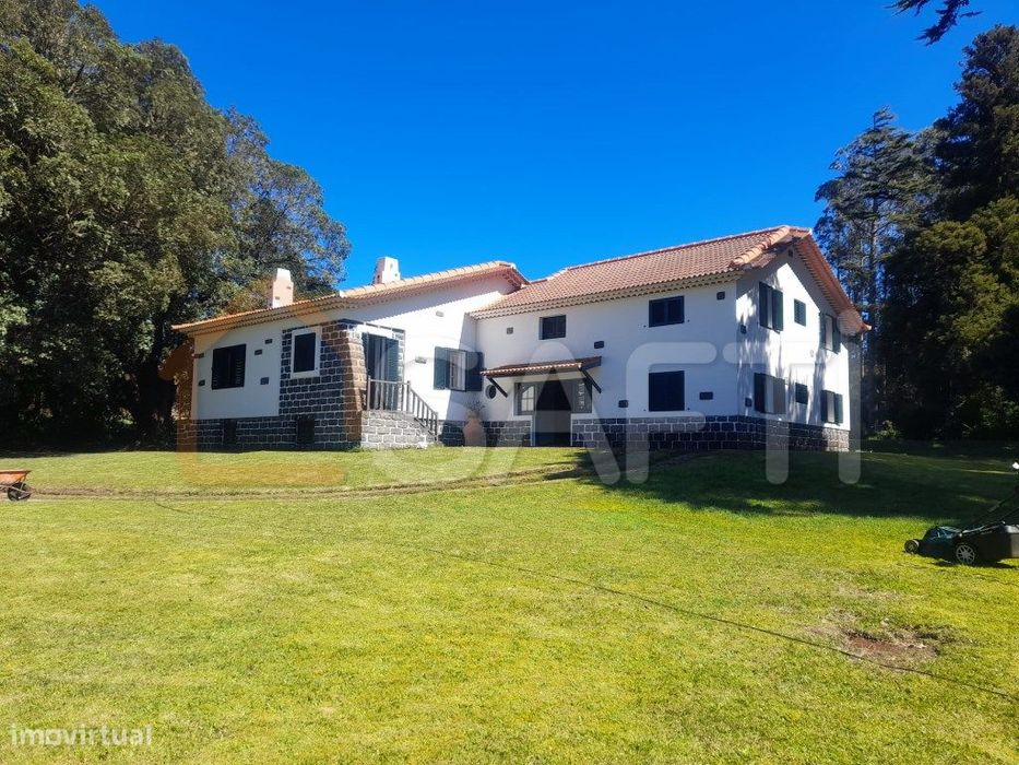 Moradia T5 com Espaços Verdes e Tranquilidade no Santo da Serra