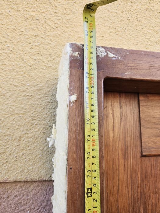 Drzwi drewniane z demontażu – solidne, z oknem, w bardzo dobrym stanie