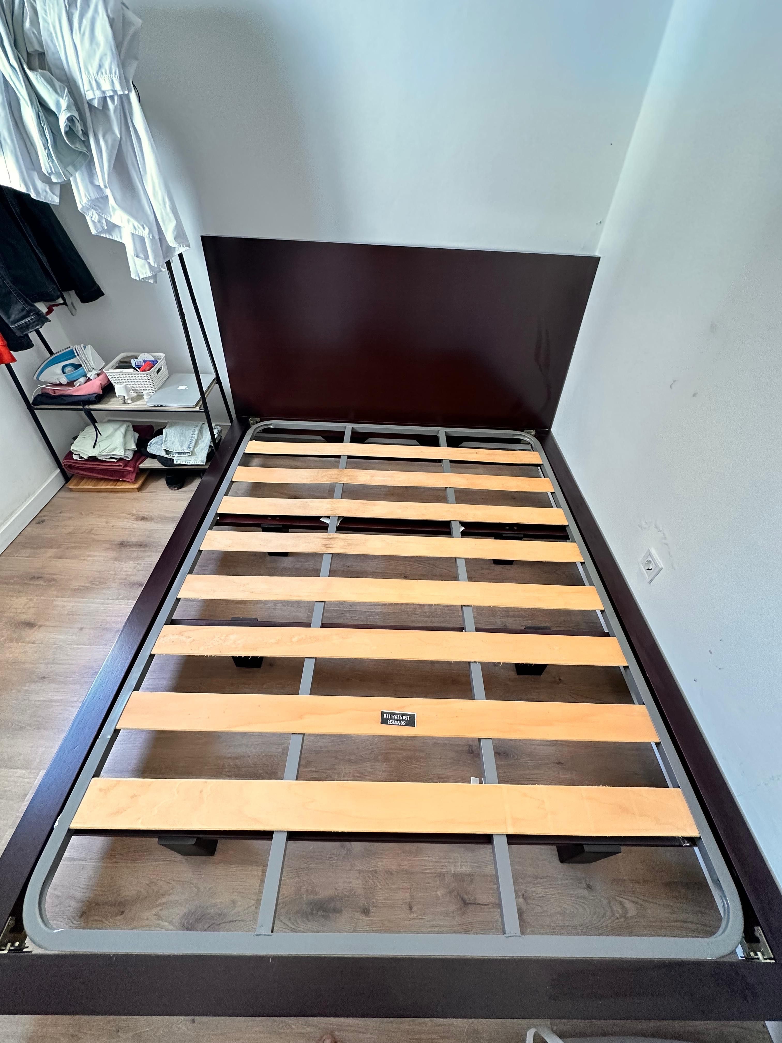 Cama de madeira com colchão
