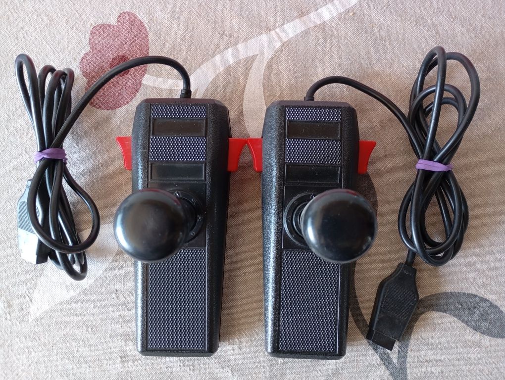 2 x Joystick para Atari ou Sega
