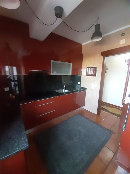 Arrenda-se T2 c/terraço e lugar de garagem