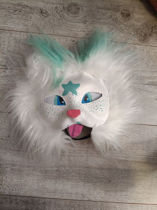 Maska białego kota z języczkiem