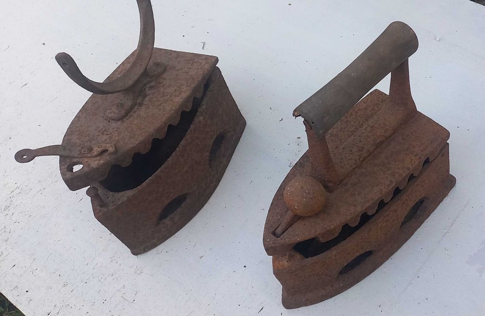 Утюг на вугіллі в кількості 2шт