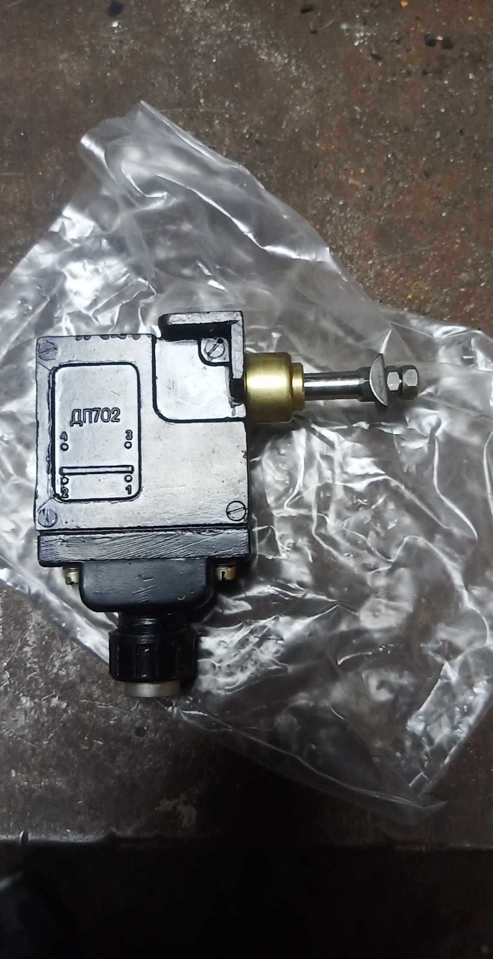 Продам кнопки ДП702 новые 15шт