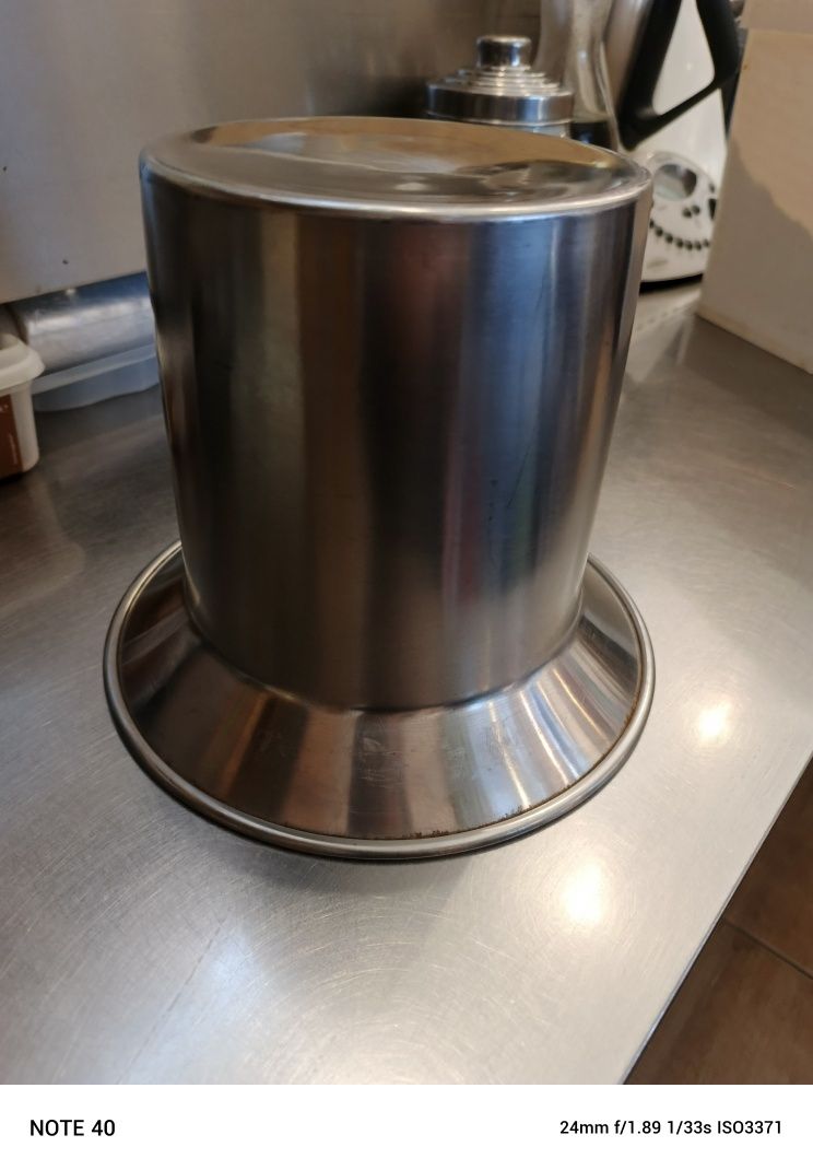 Stalowe wiaderko -cylinder do serwowania szampana
