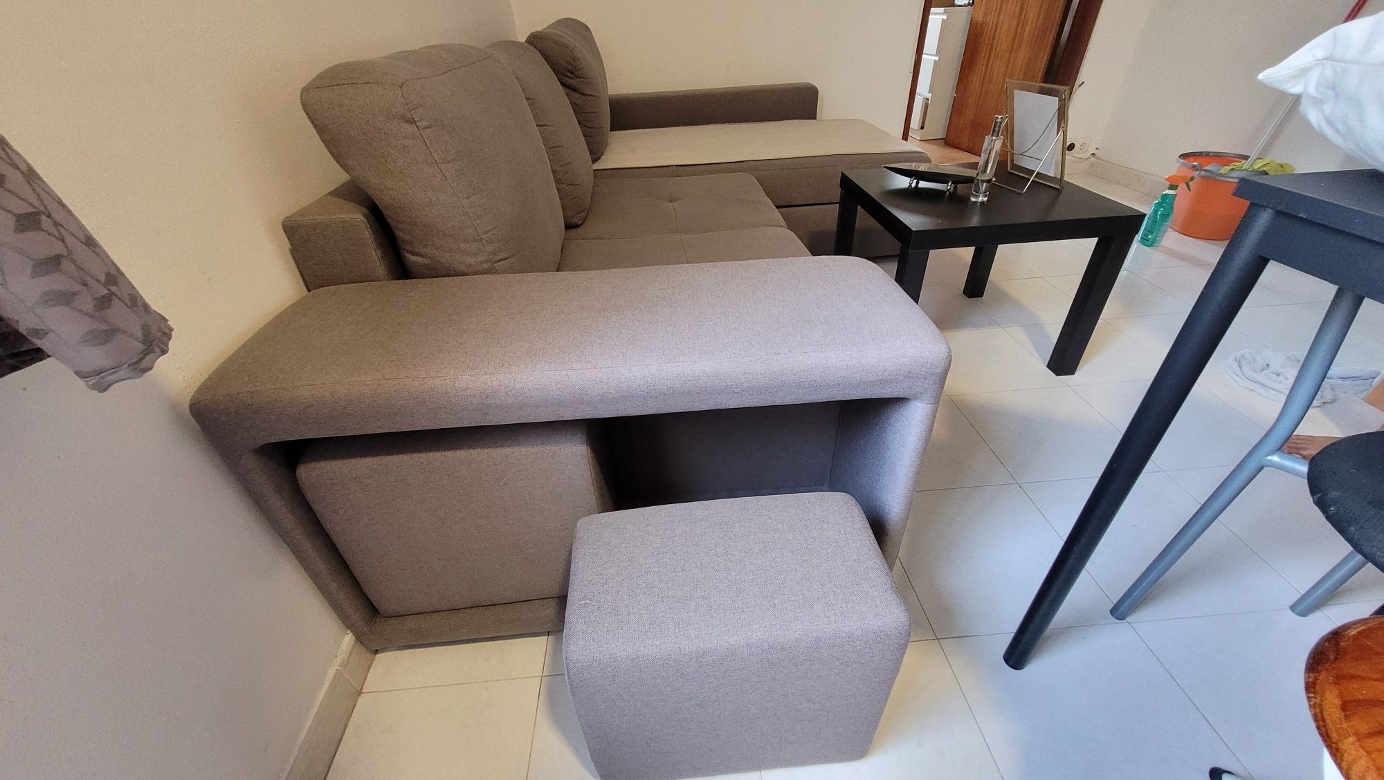 Sofá cama c arrumação e puffs