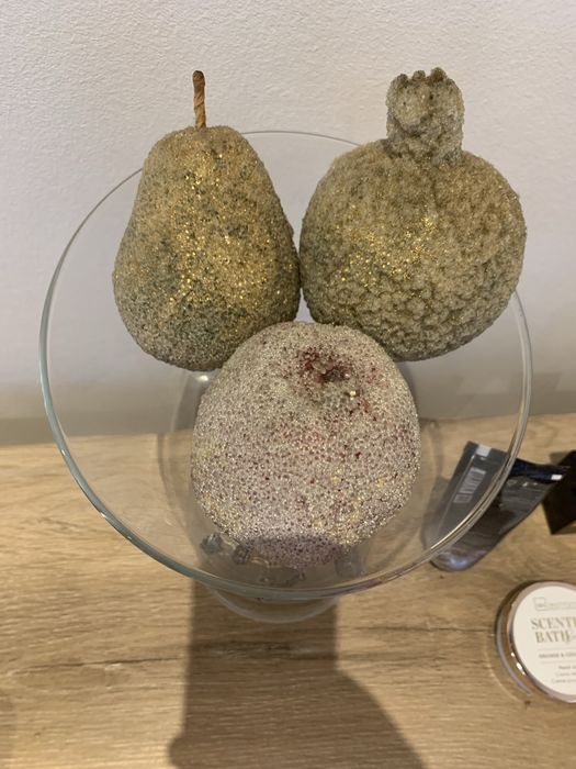 Duas peças decorativas  de vidro