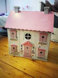 Drewniany domek dla lalek