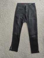 Czarne spodnie damskie z obniżonym krokiem marka Desigual rozmiar 34