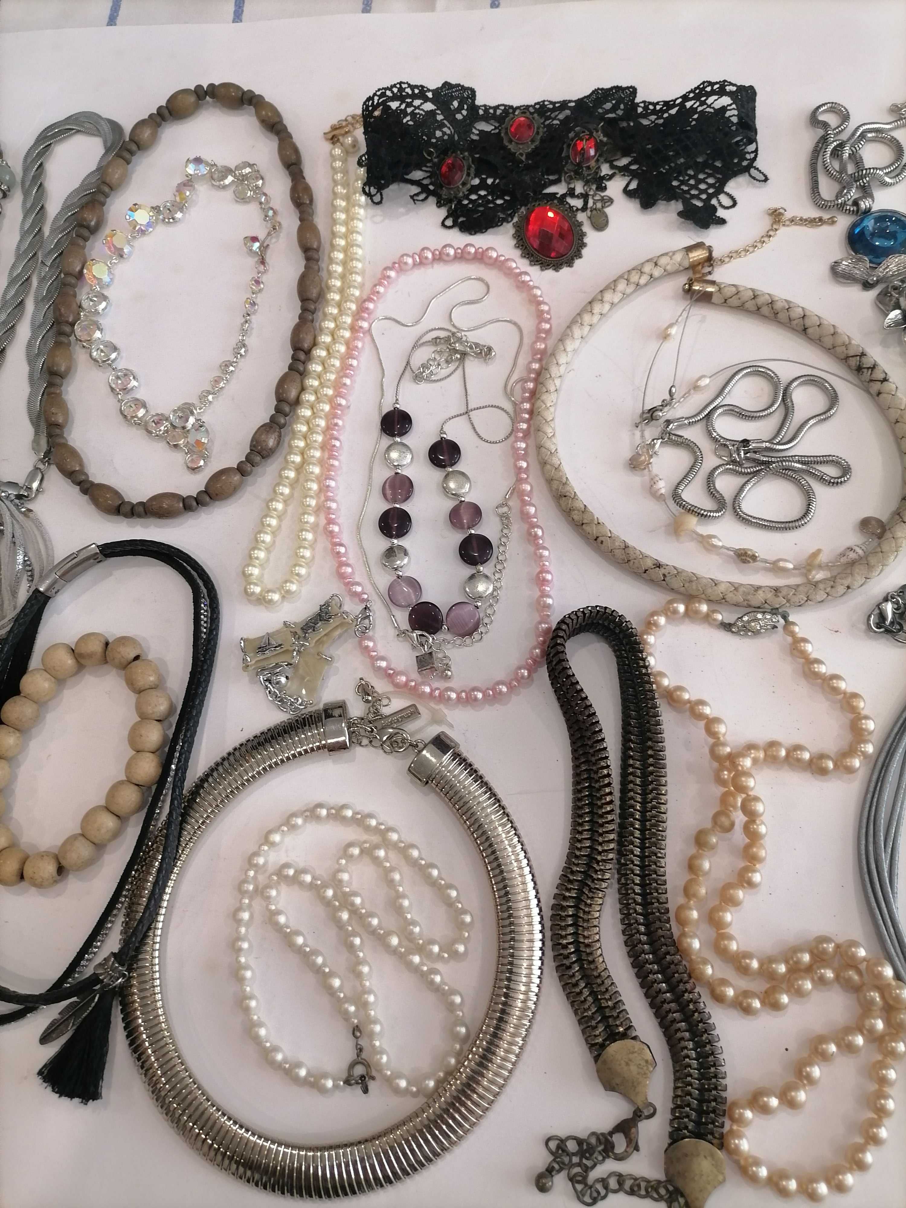 Lote de Bijuteria -25 artigos-Colares, Pulseiras em diversos materiais