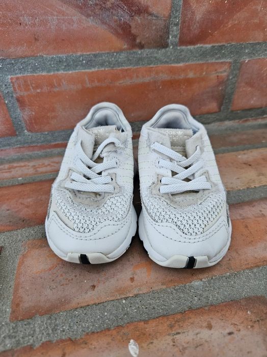 Tenis brancos - Adidas (tam 19) optimo estado 

Tenis com pouco uso, e