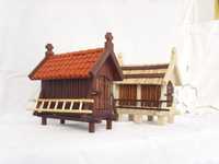 Miniatura de espigueiros em madeira