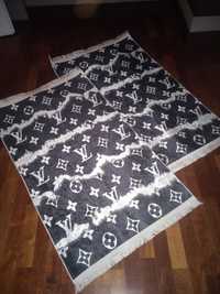 Dywaniki z logo Louis Vuitton 130 x 75 cm. Promocja 79 zł za 2 sztuki.