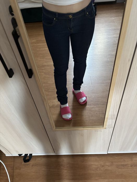 Skinny dopasowane spodnie z cienkiego jeansu