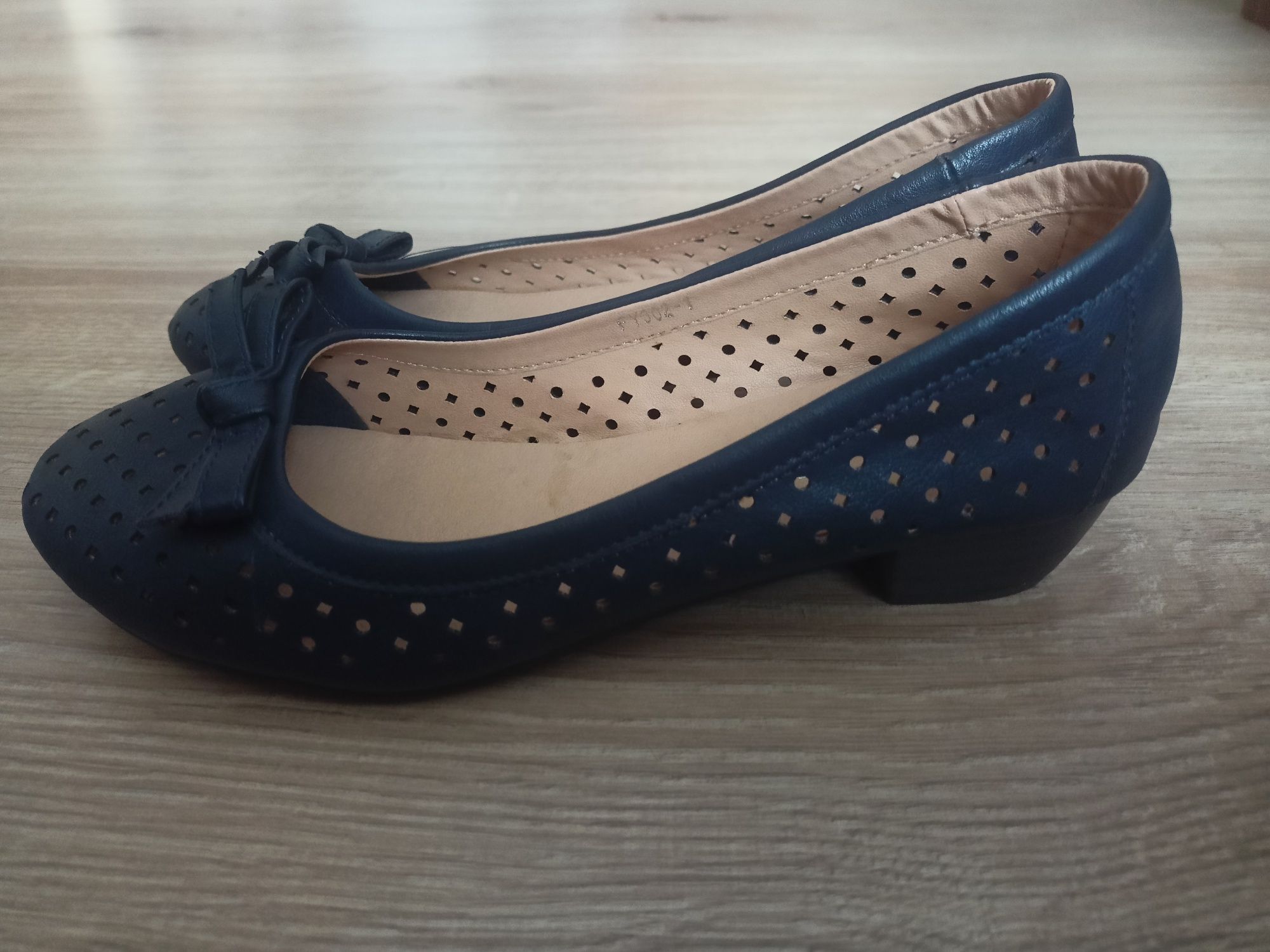 Nowe skórzane buty na obcasie r. 36