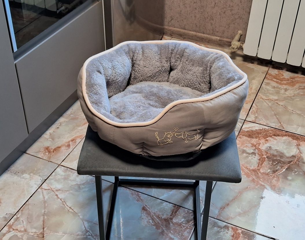 Продам лежак Dehner для собак і котів.