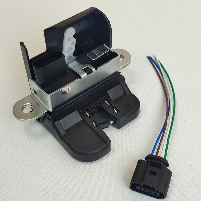 Замок кришки багажника Golf 5,6 Passat B6 B7 Tiguan Touran Polo