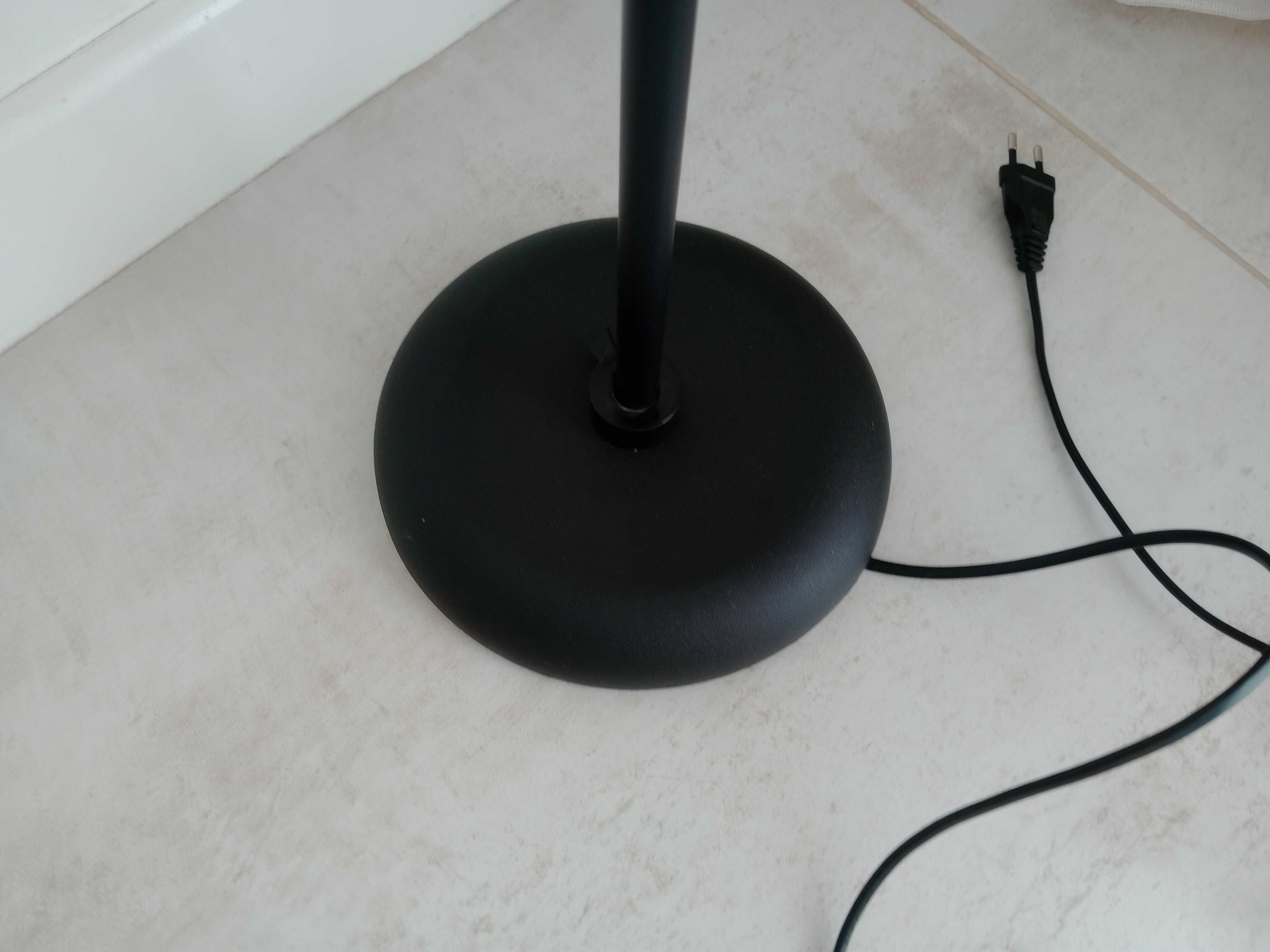 Candeeiro de pé preto novo
