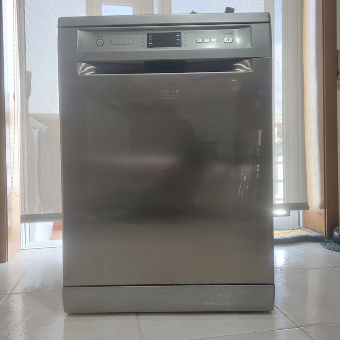 Máquina lavar loiça. A funcionar e em bom estado.