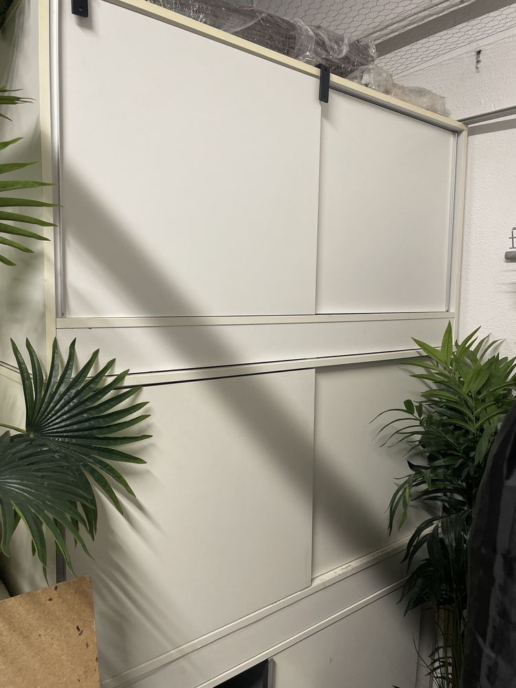 Armário IKEA com prateleiras e portas de correr