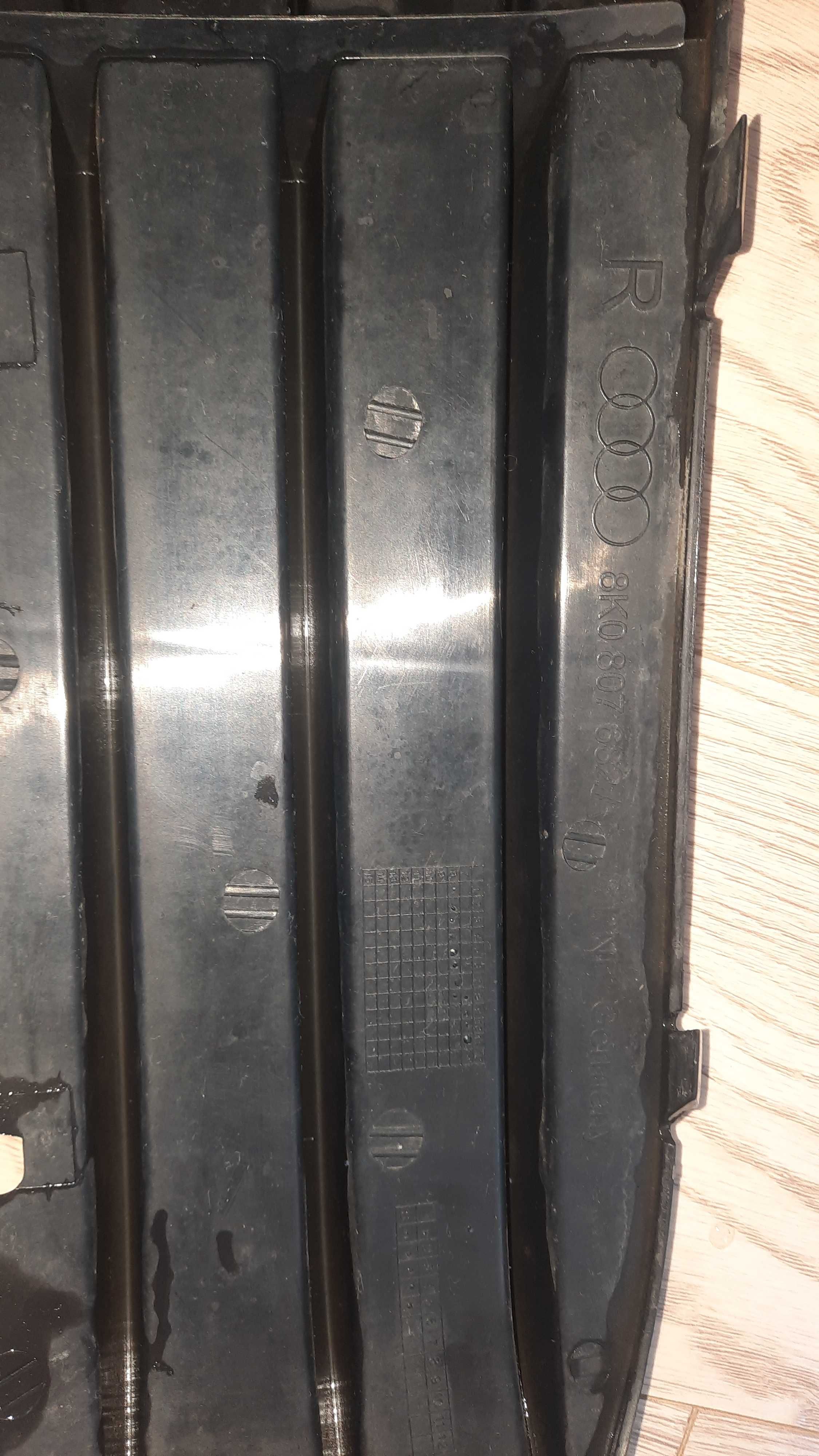 Решітка переднього бампера AUDI A4 B8 07-12(дорестайлінг)