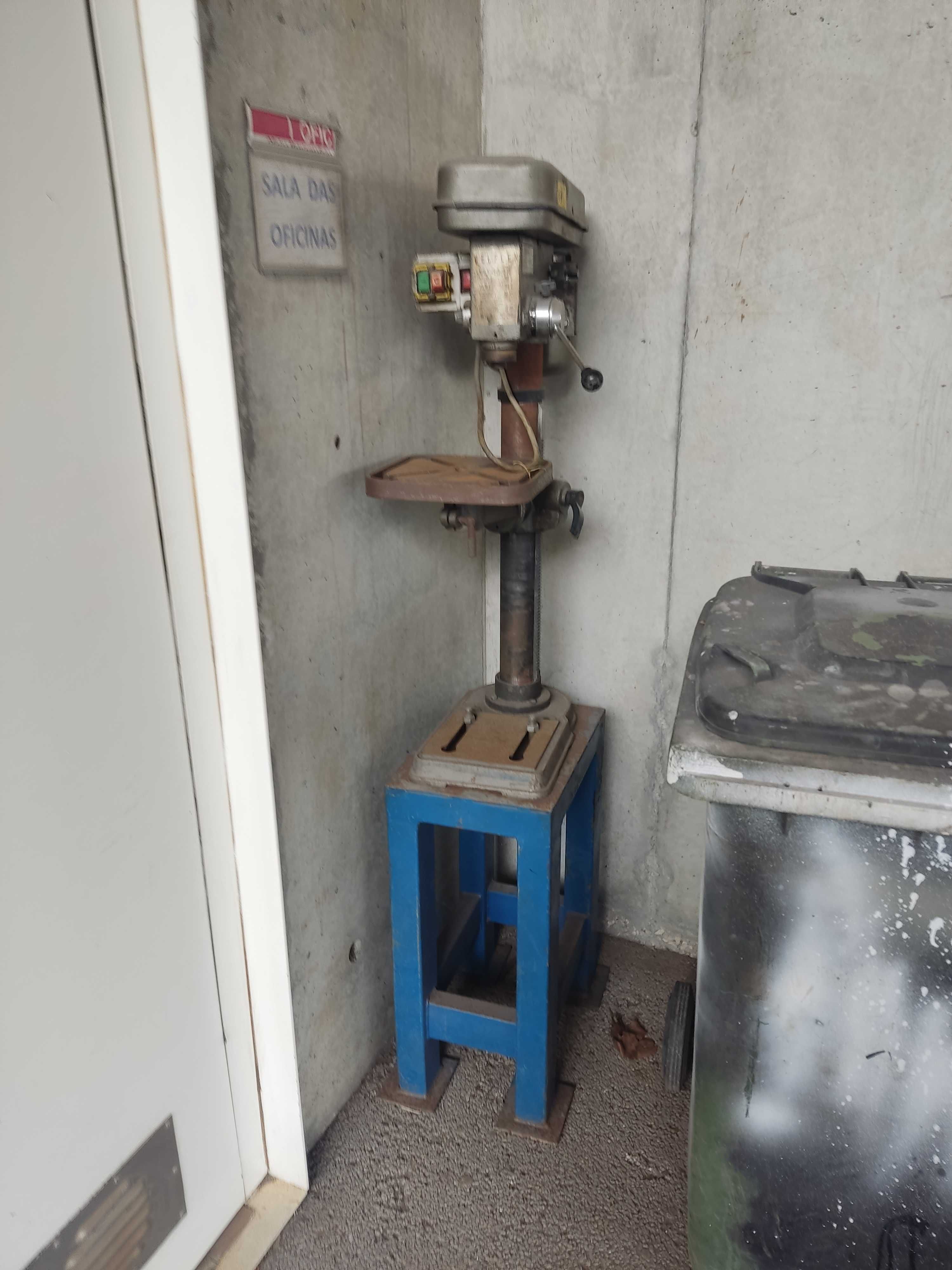 Máquina de furar de coluna