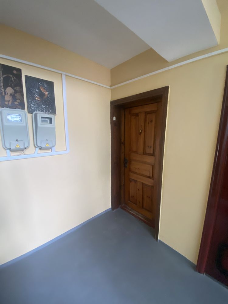 Продам двокімнатну квартиру у центрі селища!