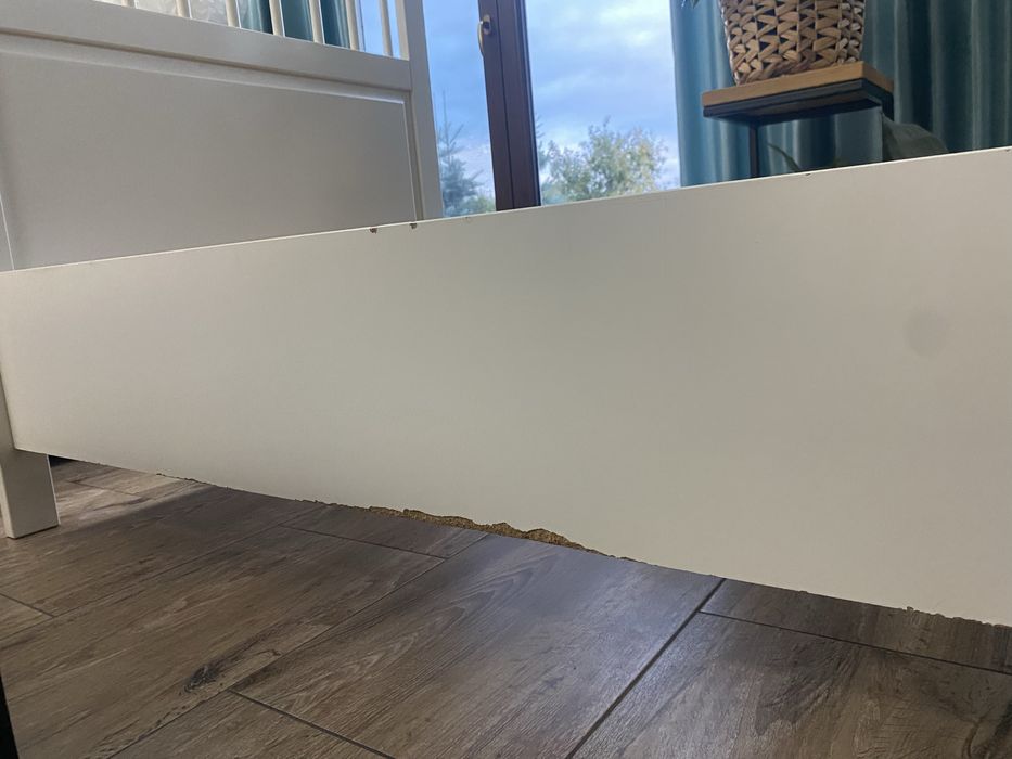 białe łóżko jednoosobowe