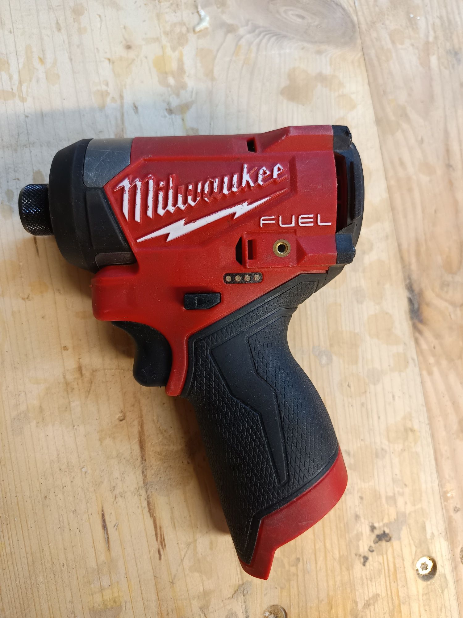 Zakretarka Milwaukee m12 fid2 ładowarka