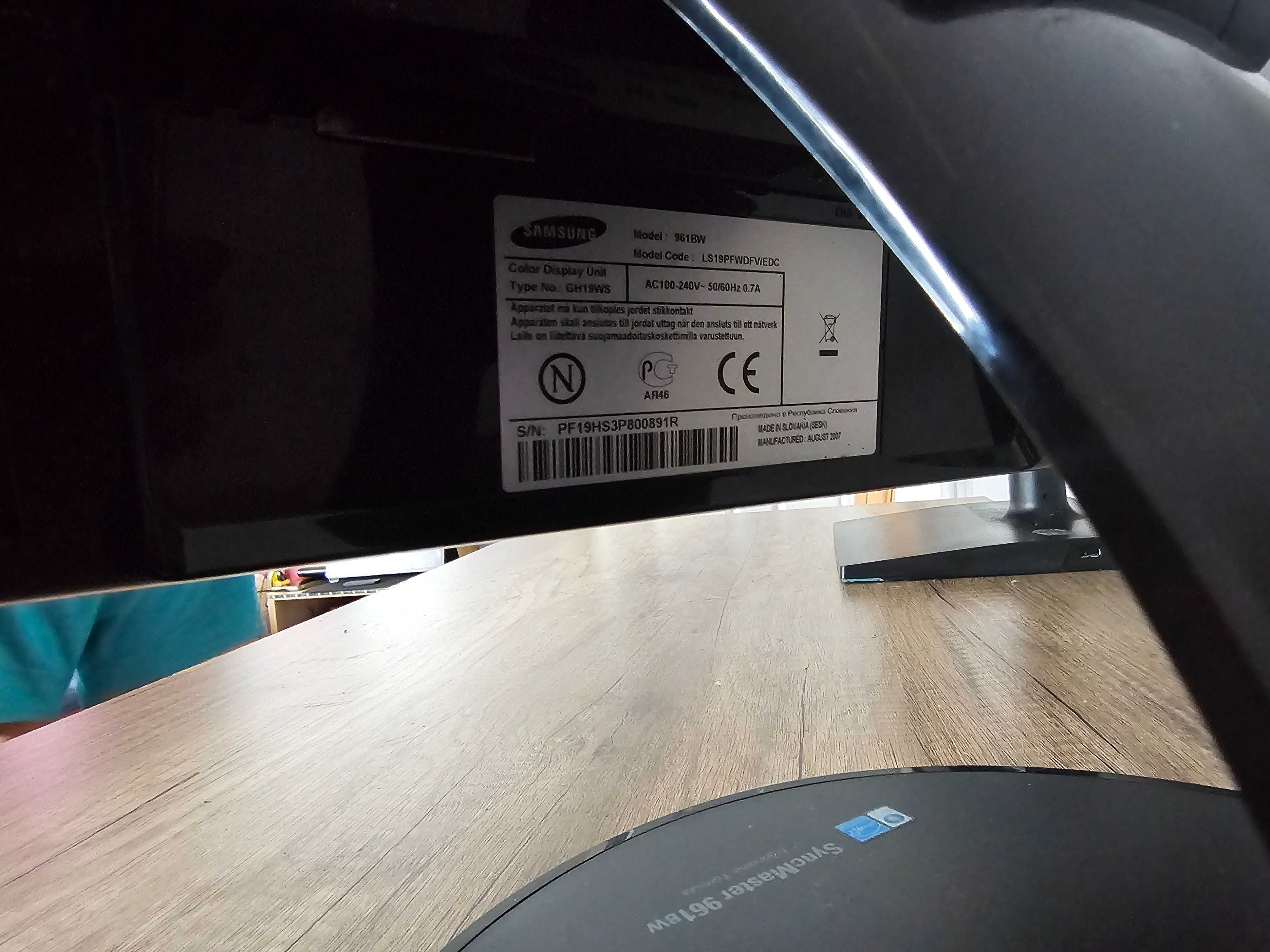 Monitor 19-calowy