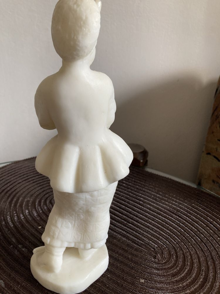 Figurka kobiety  alabastet