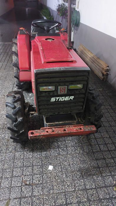 Trator pequeno sem matrícula