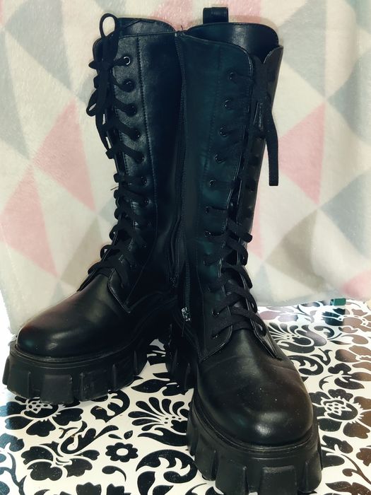 Високі жіночі черевики